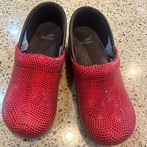 Dansko girls size 30 red clogs - brand new